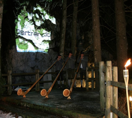 "Bierempfang am Felsen mit Alphornblsern und Firmenlogo"